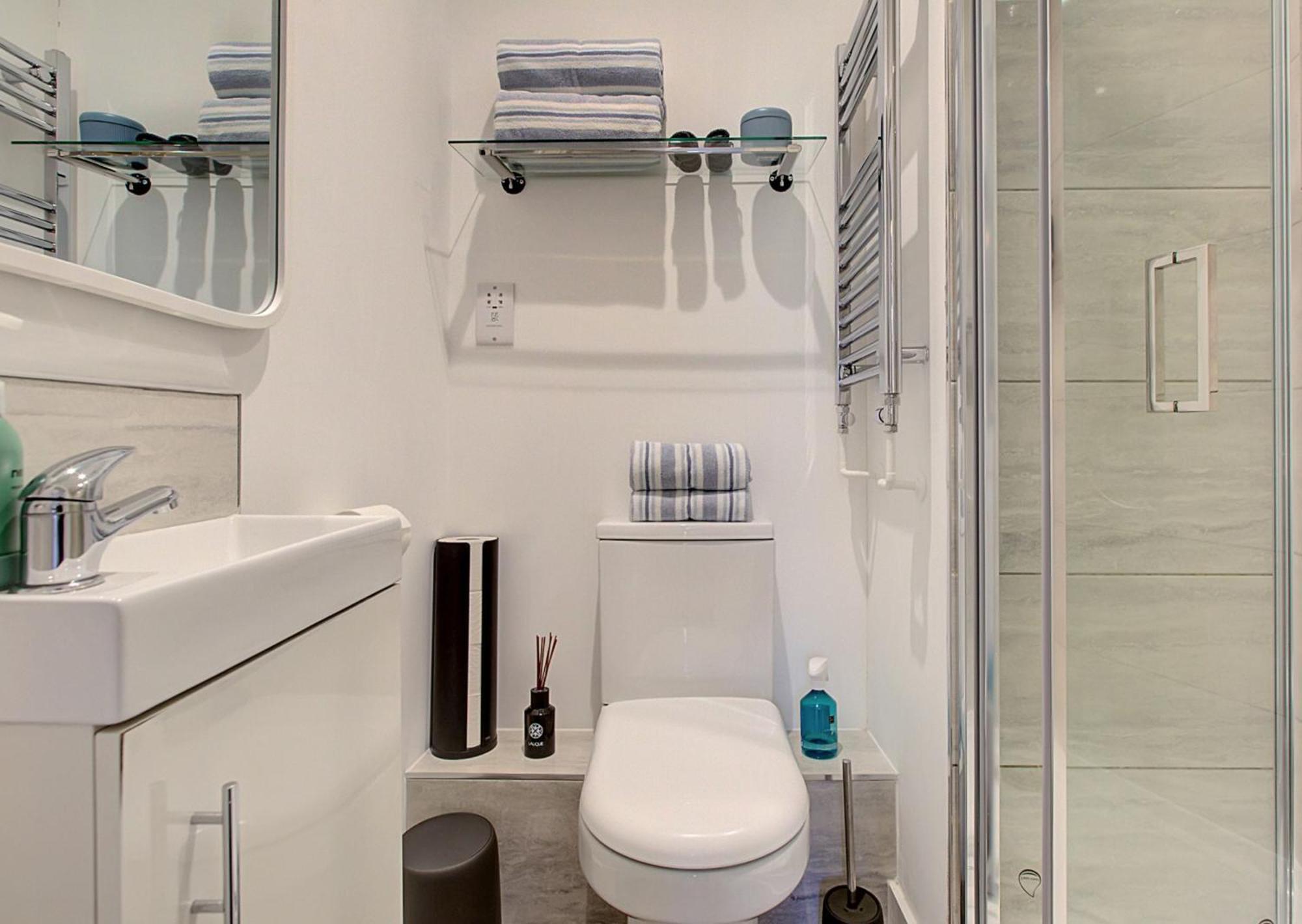 Stylish, Business Traveller Friendly Apartment, With Free Parking And Netflix فارنبورو المظهر الخارجي الصورة