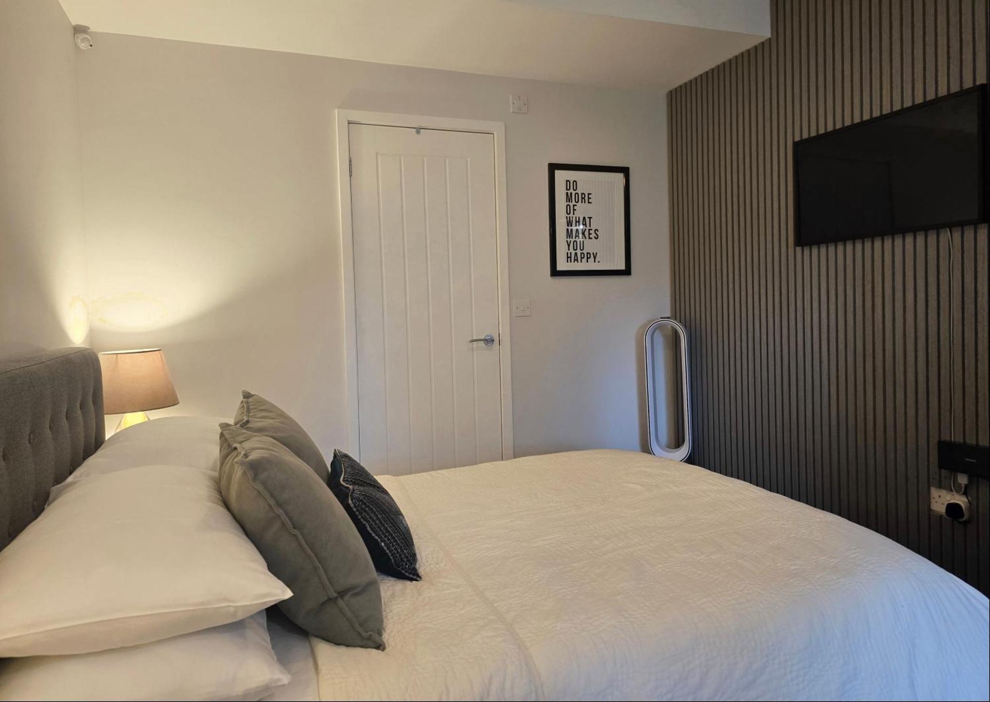 Stylish, Business Traveller Friendly Apartment, With Free Parking And Netflix فارنبورو المظهر الخارجي الصورة