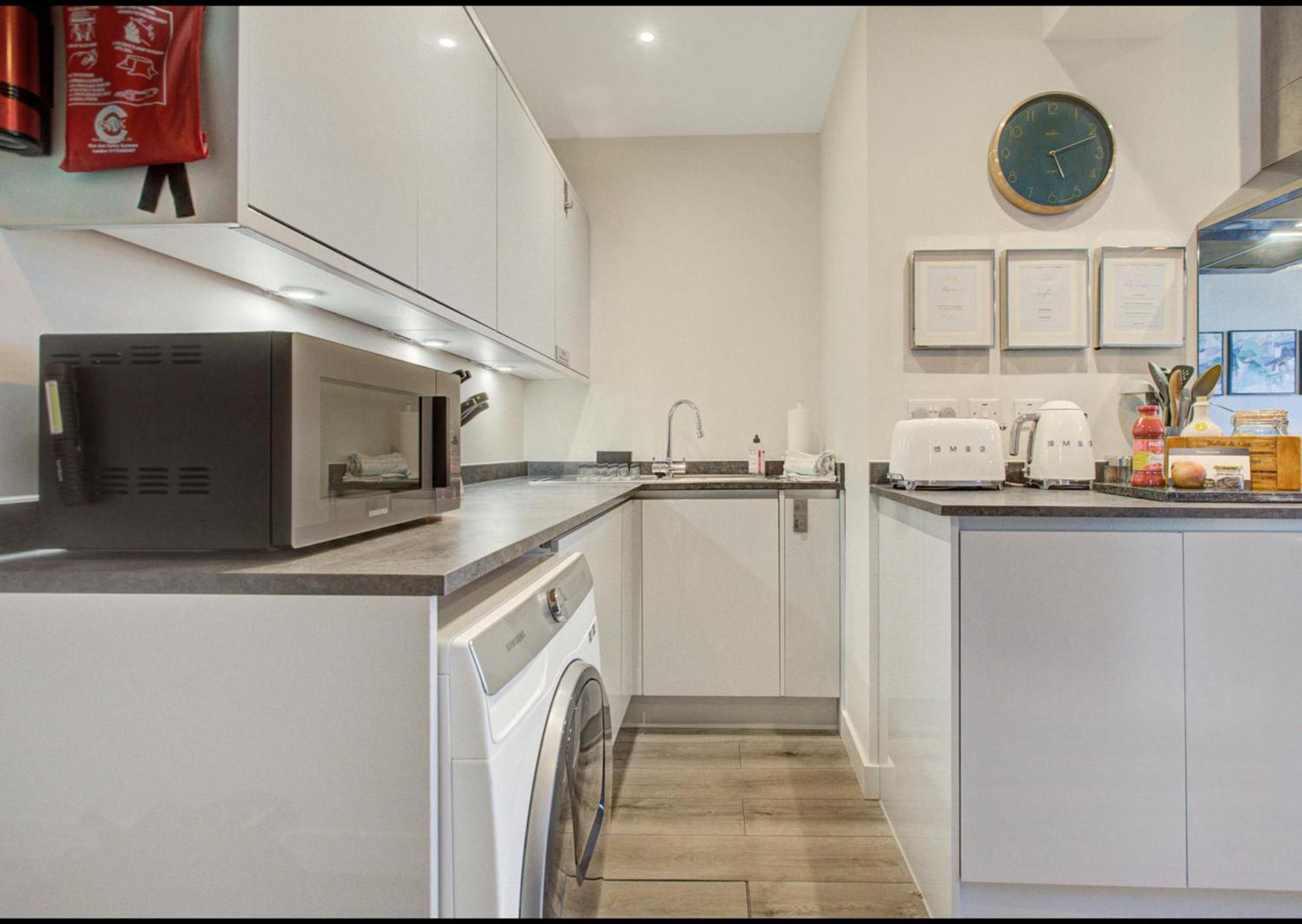Stylish, Business Traveller Friendly Apartment, With Free Parking And Netflix فارنبورو المظهر الخارجي الصورة