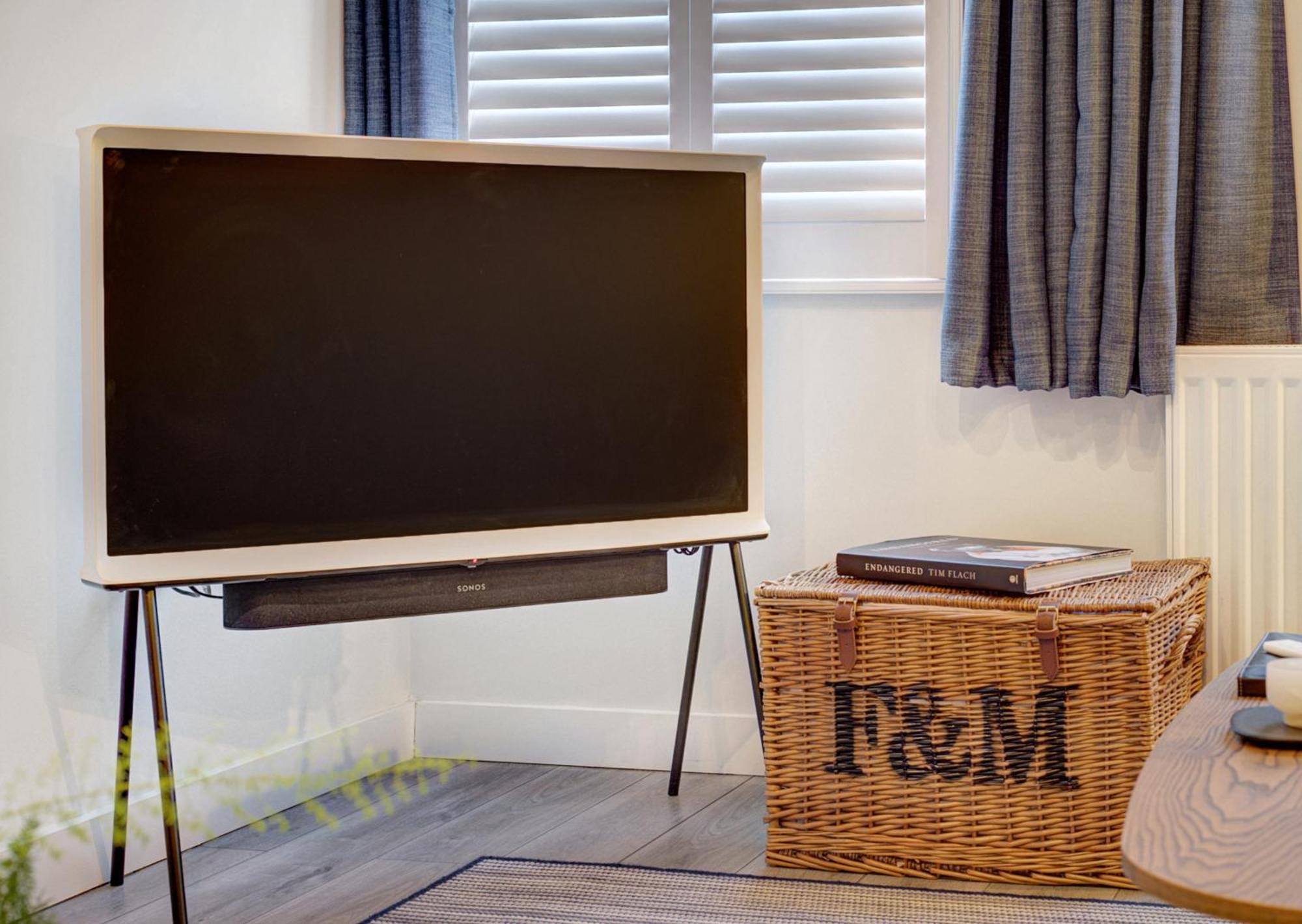 Stylish, Business Traveller Friendly Apartment, With Free Parking And Netflix فارنبورو المظهر الخارجي الصورة