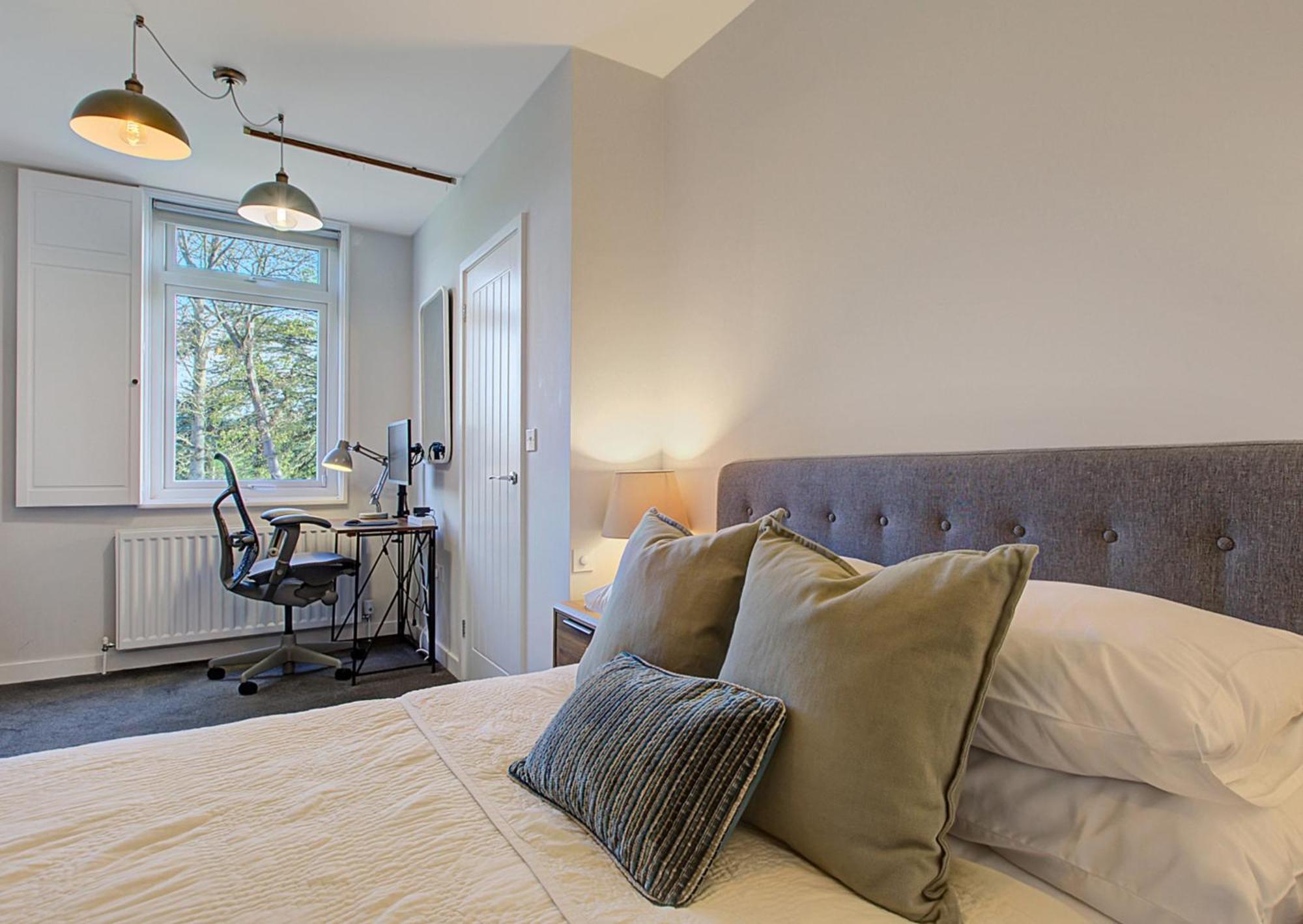 Stylish, Business Traveller Friendly Apartment, With Free Parking And Netflix فارنبورو المظهر الخارجي الصورة